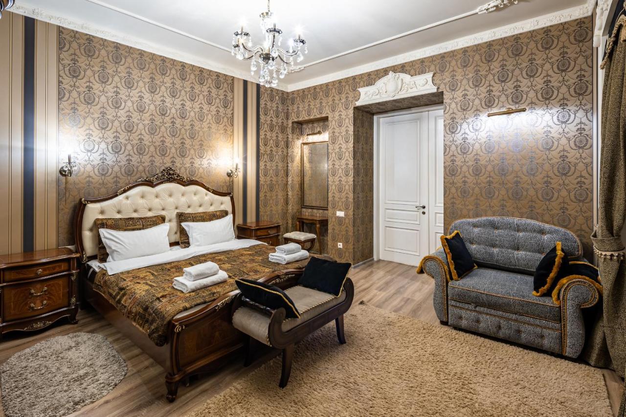 Classic Royal Central Apartment. Balcony And A/C Lviv Buitenkant foto