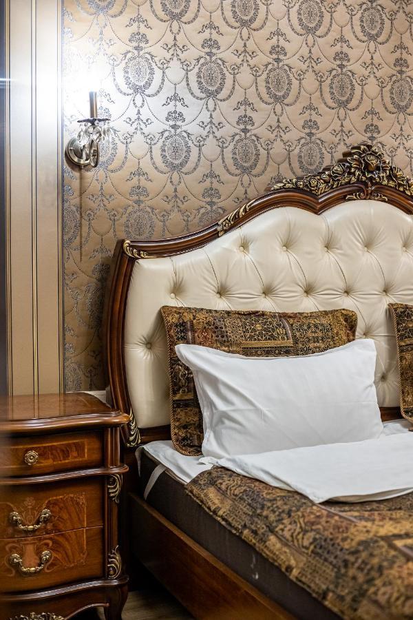 Classic Royal Central Apartment. Balcony And A/C Lviv Buitenkant foto