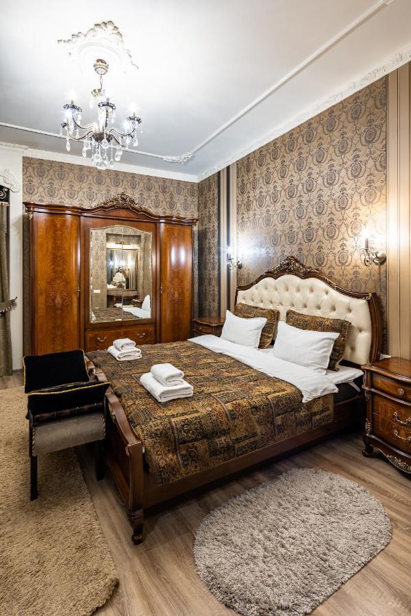 Classic Royal Central Apartment. Balcony And A/C Lviv Buitenkant foto