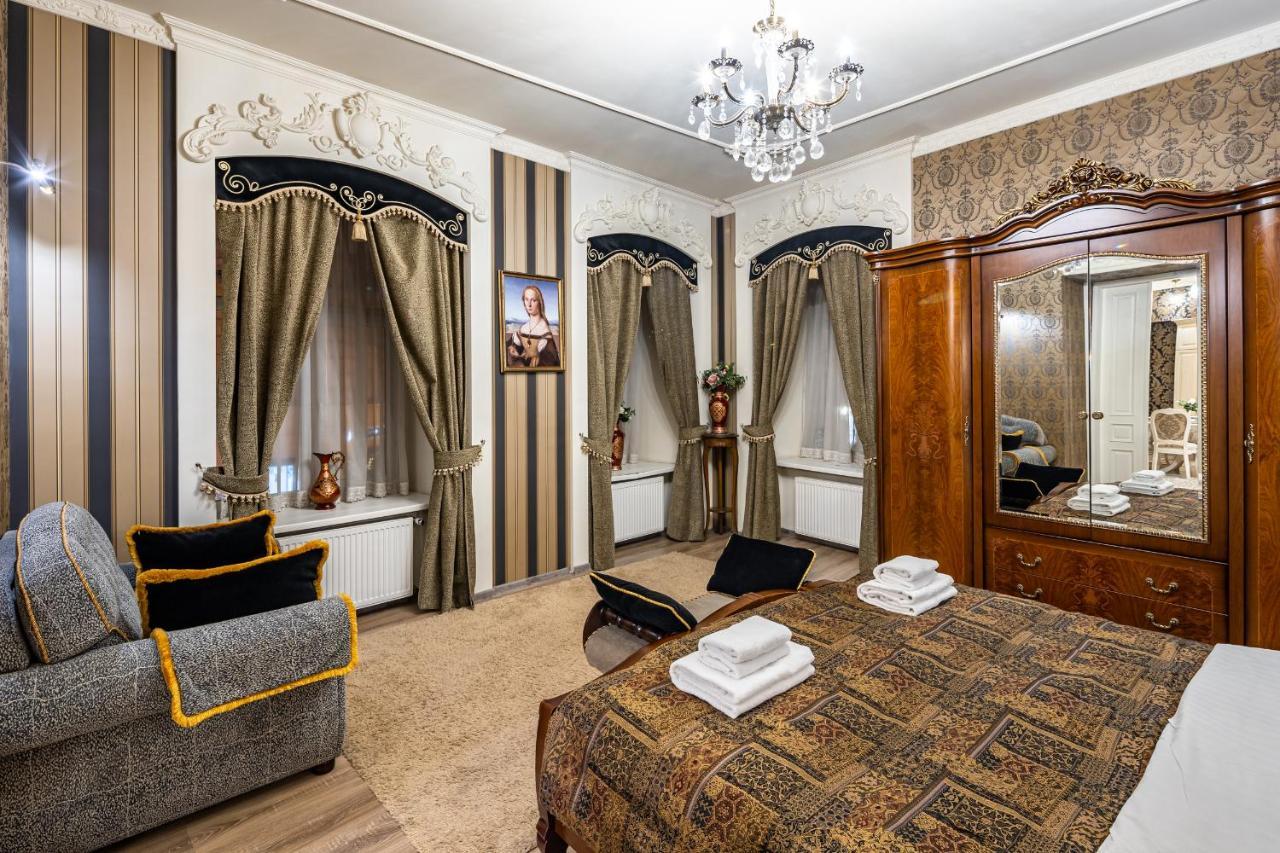 Classic Royal Central Apartment. Balcony And A/C Lviv Buitenkant foto