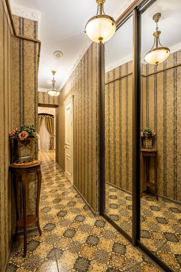 Classic Royal Central Apartment. Balcony And A/C Lviv Buitenkant foto