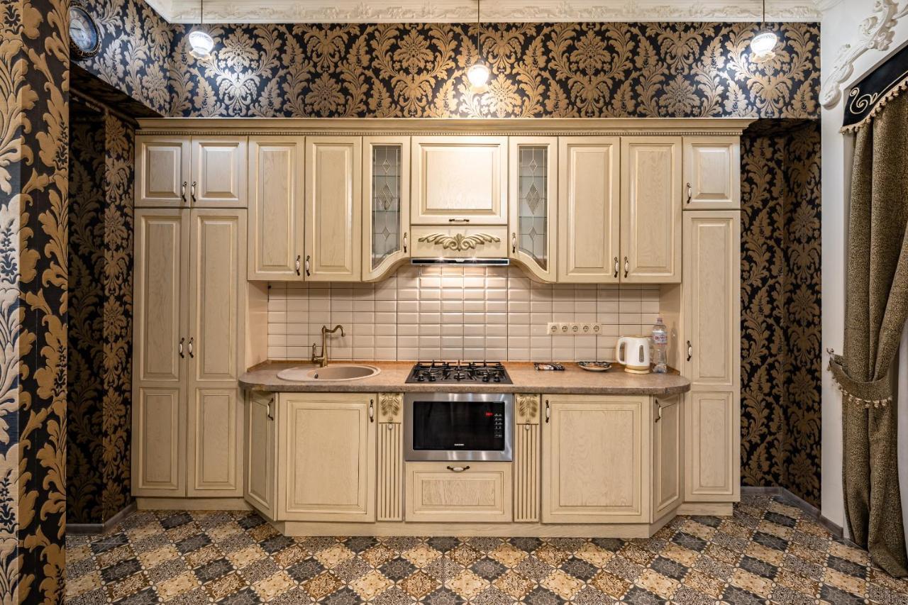 Classic Royal Central Apartment. Balcony And A/C Lviv Buitenkant foto